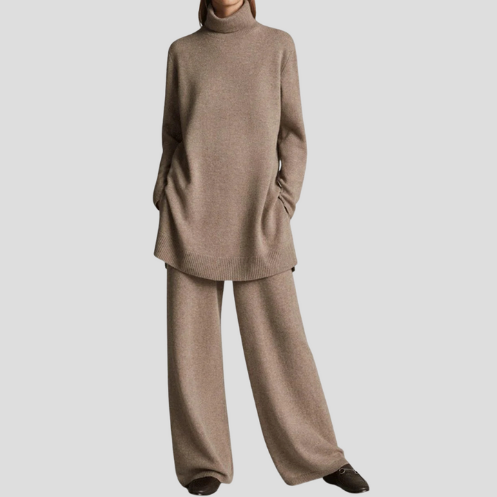 Moderne dames tweedelige set: een elegante top en broek in neutrale kleur. Veelzijdige zakelijke of casual chic basiskleding.