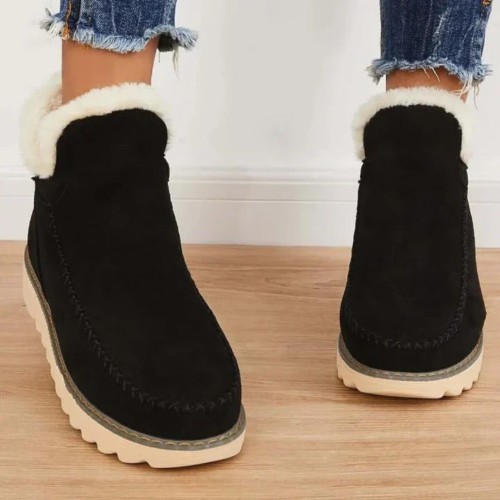 Zwarte warme winterlaarzen voor dames met comfortabele voering en waterafstotende buitenzijde. Ideaal voor koude dagen.