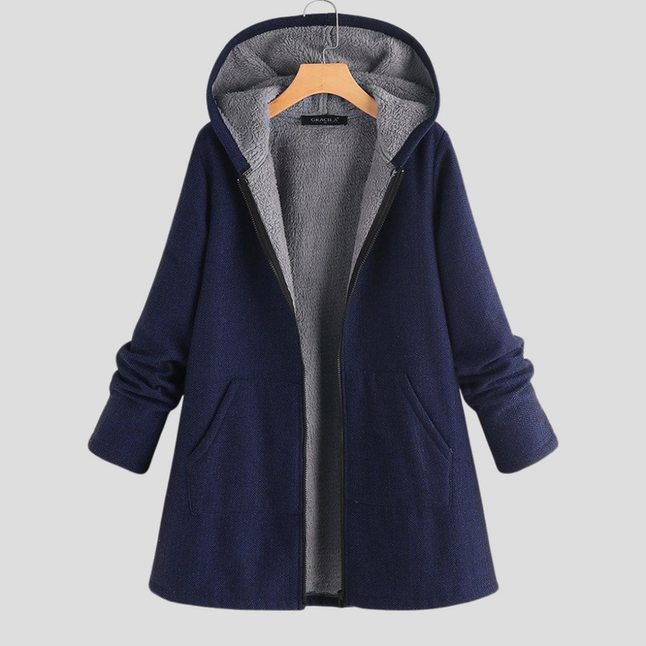 Marineblauwe dames fleece jas met capuchon, warm en comfortabel voor winterse dagen.