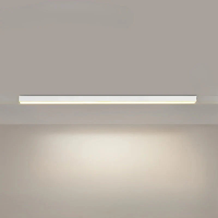 Moderne 80cm LED-plafondlamp in woonkamer. Creëert warme, dimbare sfeerverlichting efficiënt.