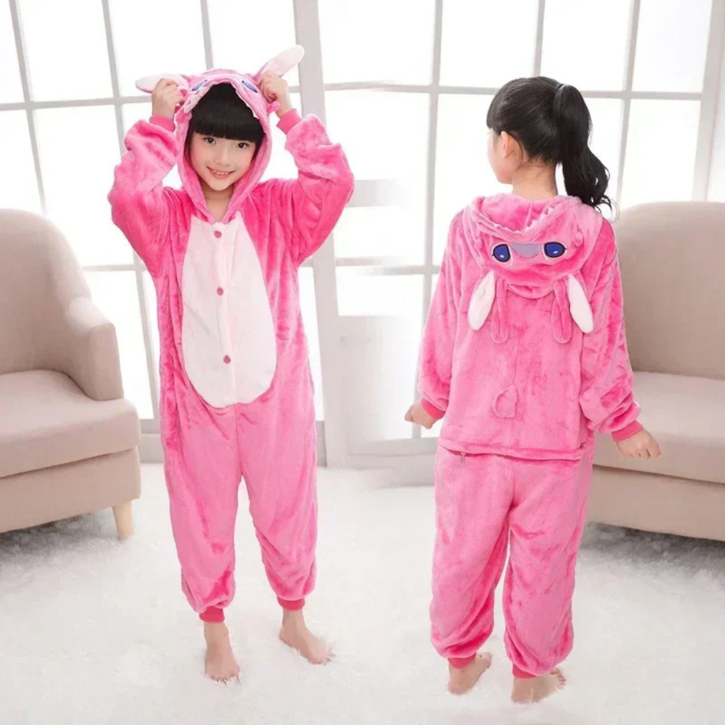 Roze Stitch kinderonesie voor comfort en plezier. Ideaal als pyjama, loungewear of verkleedkleding voor meisjes en jongens.