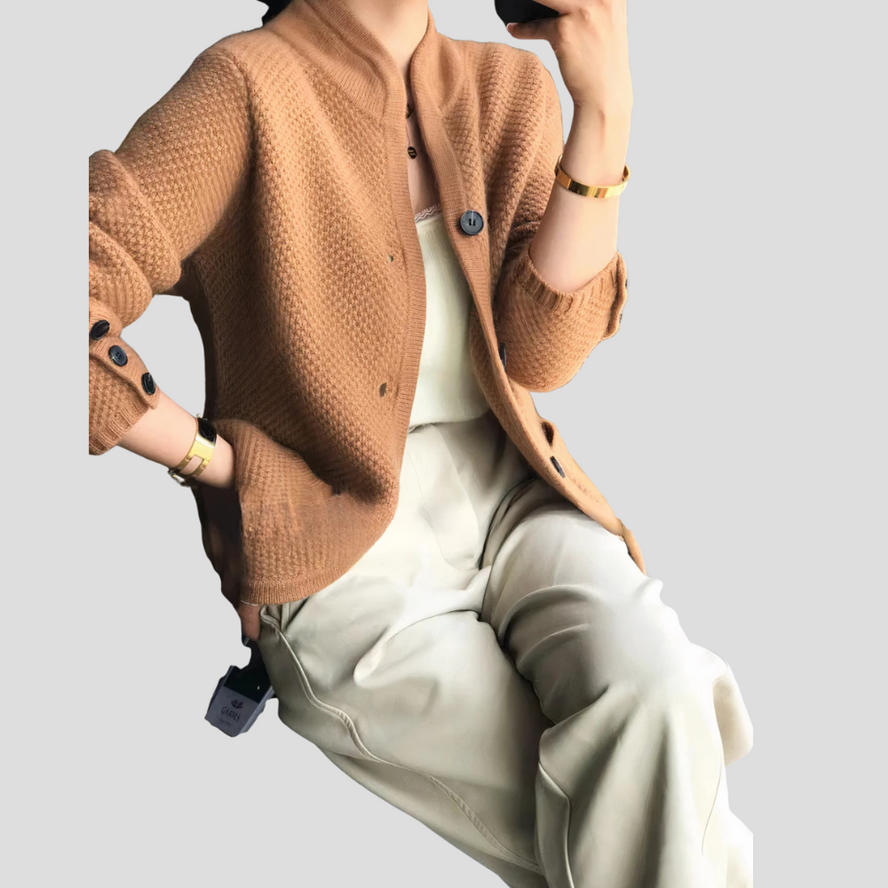 Luxe grijs kasjmier damesvest met knoopsluiting, zacht en comfortabel, perfect voor tijdloze elegantie.