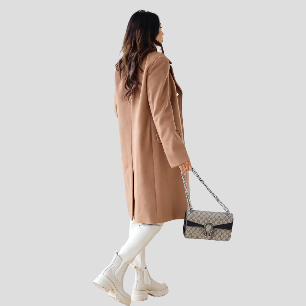 Chique dubbelrijige damesjas gecombineerd met accessoires, een elegante wintermantel van wolmix.