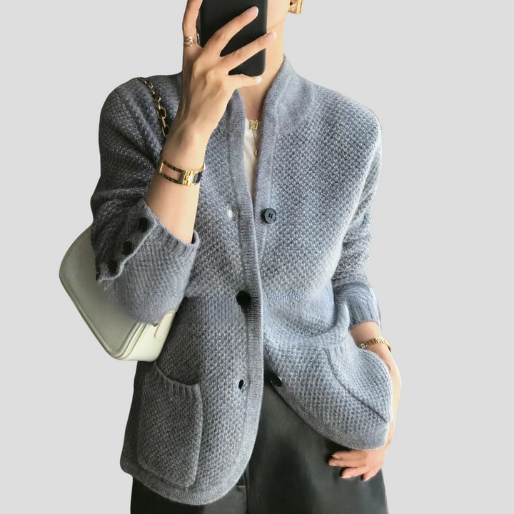 Tijdloos kameelkleurig kasjmier damesvest met knoopsluiting, comfortabel en stijlvol voor een chique uitstraling.