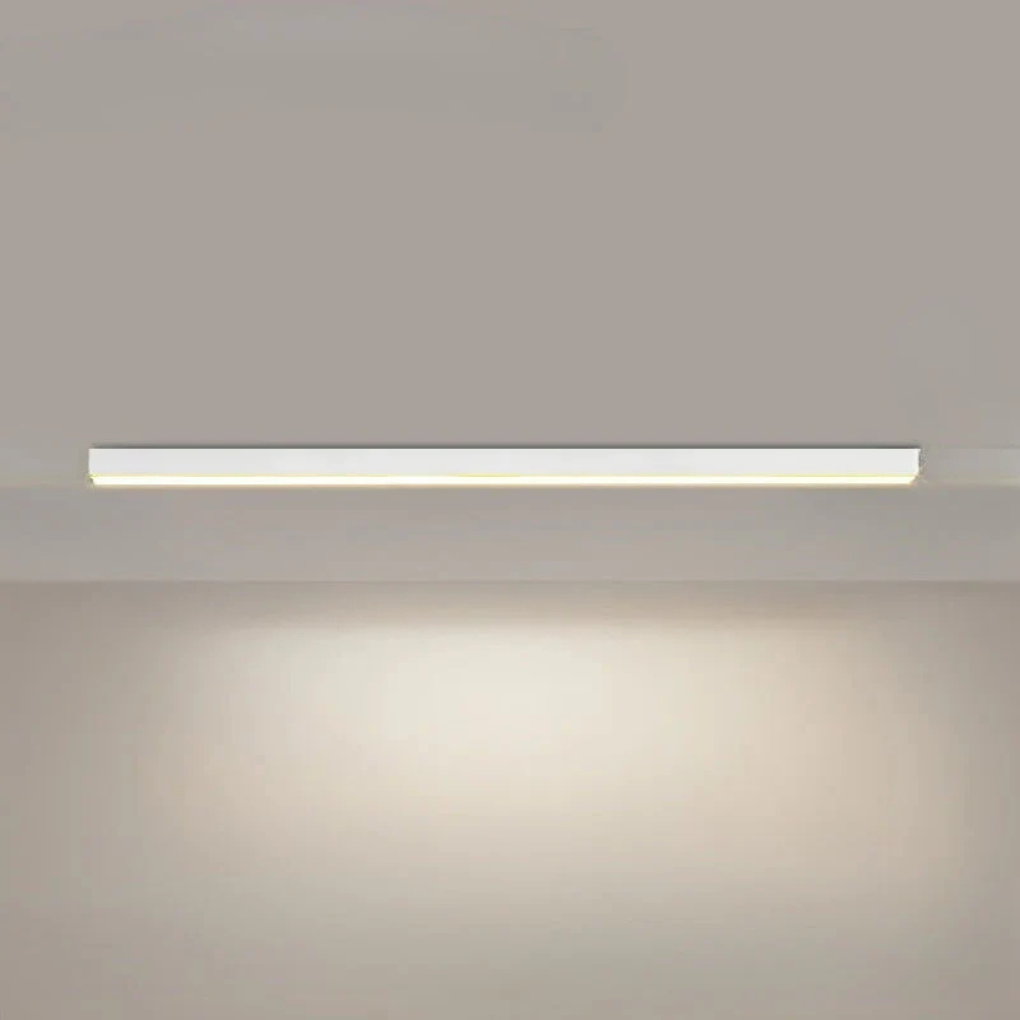 Close-up van de strakke afwerking van de 80cm LED-plafondlamp. Minimalistisch design verlichting.