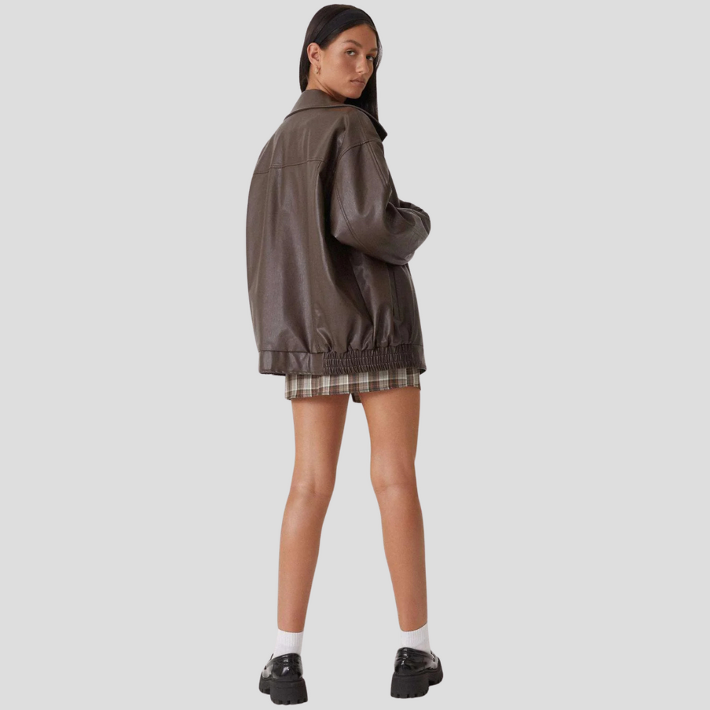Bruine kunstleren damesjas met modieuze open, relaxte pasvorm voor stijlvol dagelijks comfort.
