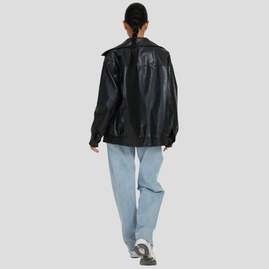 Modieuze damesjas van kunstleer met comfortabele, relaxte en losse pasvorm. Stijlvolle bovenkleding.