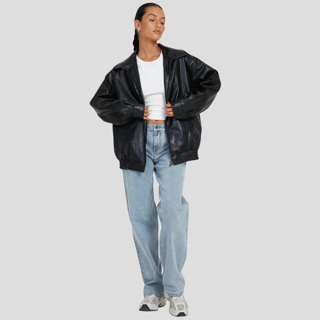 Model draagt een comfortabel bruin relaxed-fit damesjack van imitatieleer, trendy herfstmode.