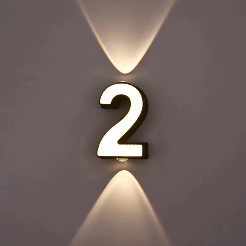 Close-up van een design LED huisnummer '7', met strakke lijnen en heldere adresverlichting, ideaal voor buiten.