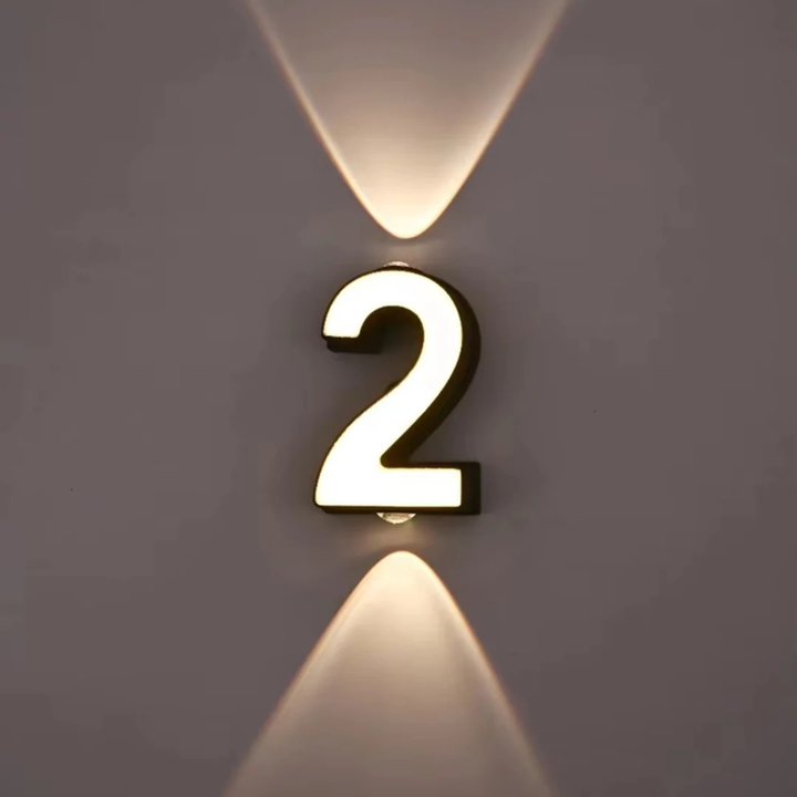 Close-up van een design LED huisnummer '7', met strakke lijnen en heldere adresverlichting, ideaal voor buiten.