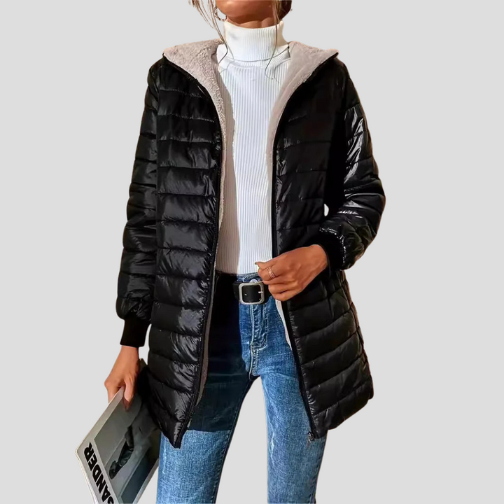 Detail van de functionele dames winterjas, met warme isolatie en duurzame buitenstof, voor optimale bescherming.