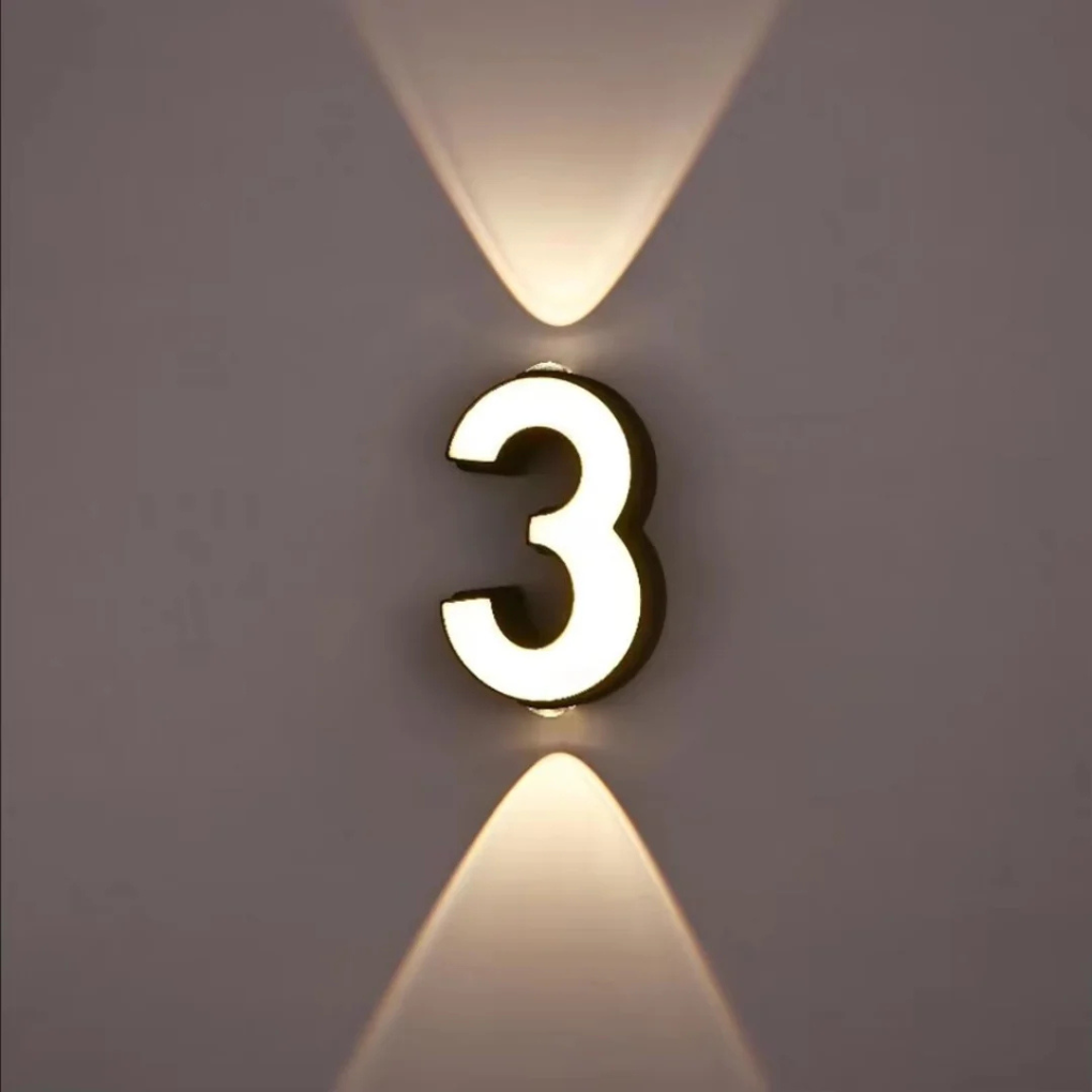 Verlicht huisnummer '10' overdag, toont de moderne uitstraling en hoogwaardige afwerking van de LED huisnummers.