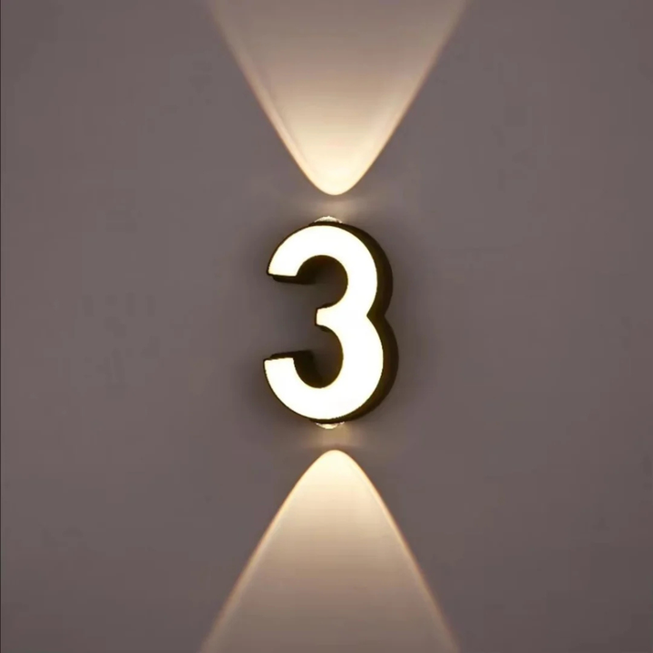 Verlicht huisnummer '10' overdag, toont de moderne uitstraling en hoogwaardige afwerking van de LED huisnummers.