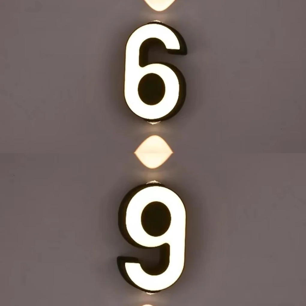Detailopname van de duurzame constructie van een modern LED huisnummer, bestand tegen alle weersomstandigheden.