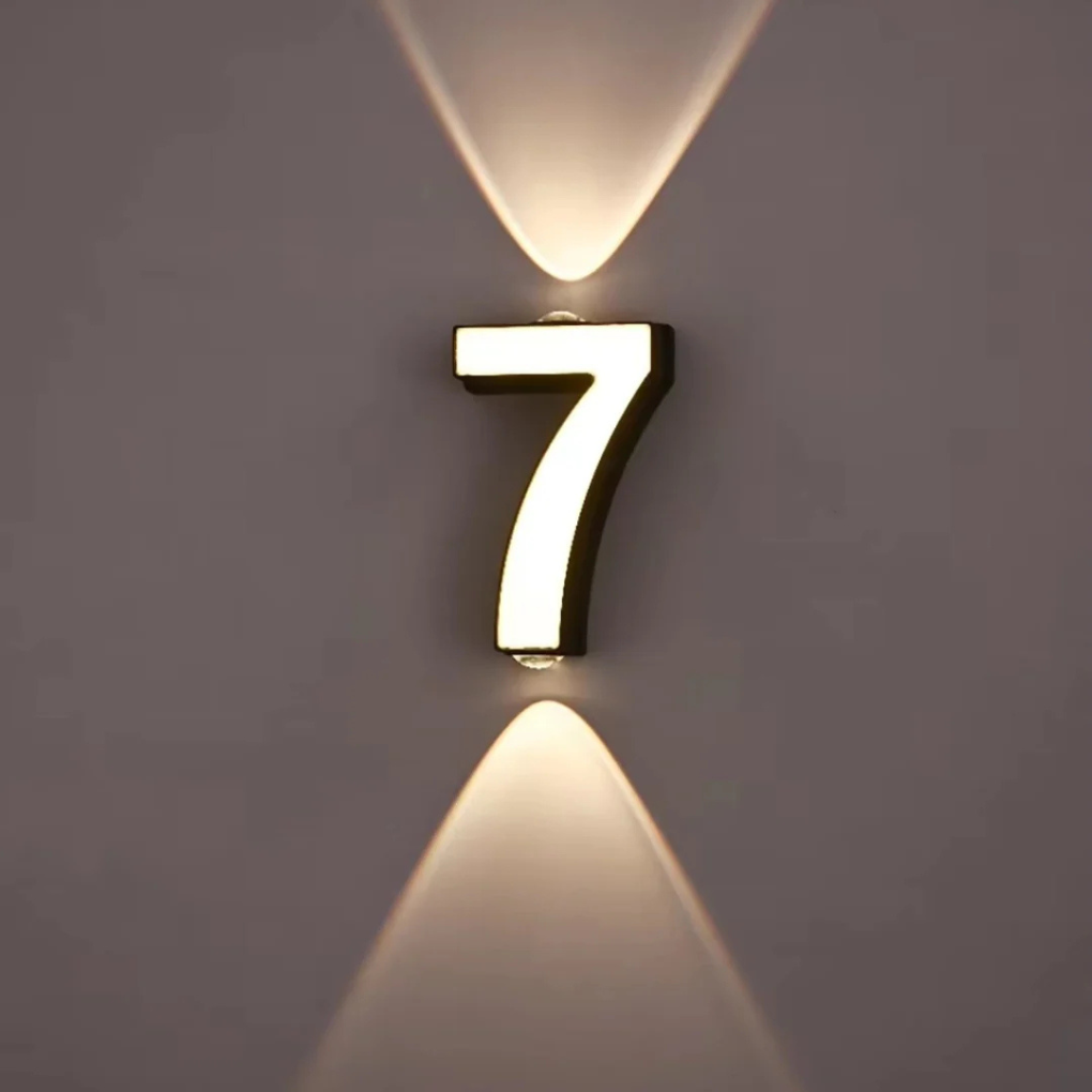 Een modern huisnummer '5' met ingebouwde LED verlichting, perfect voor een strakke, eigentijdse gevel.