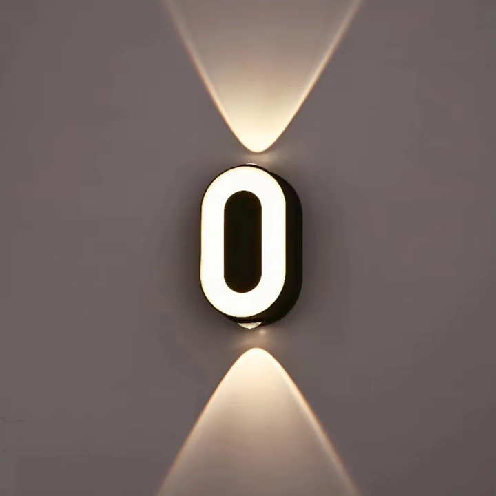 Functionele buitenverlichting: een duidelijk verlicht huisnummer '42' met energiezuinige LED technologie.