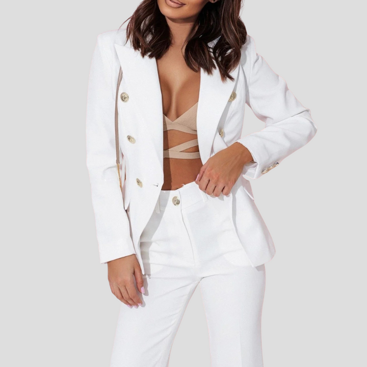 Stijlvolle dames blazerset en bijpassende pantalon, een modern zomerpak voor een elegante en zelfverzekerde look.