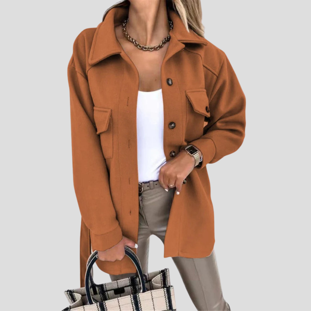 Lichtblauwe oversized damesjas, trendy en comfortabel. Veelzijdige bovenkleding voor een casual, stijlvolle look.