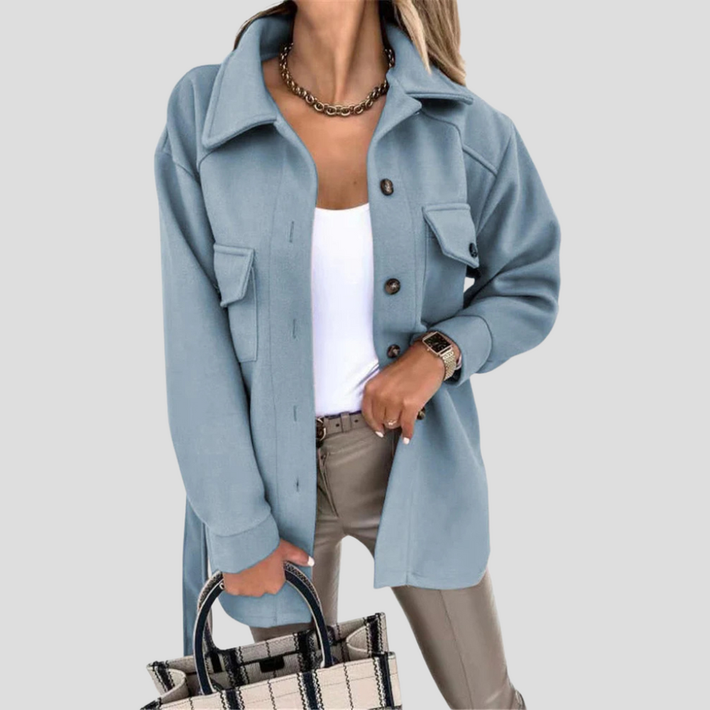 Beige oversized damesjas, comfortabel en warm. Ideaal voor herfst en winter mode, stijlvolle gelaagde look.