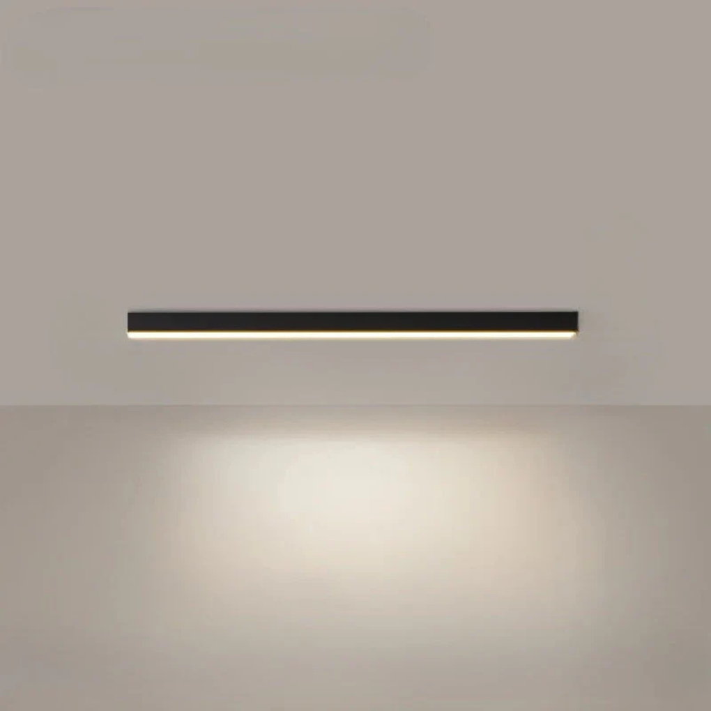 Zijaanzicht van de dunne 80cm LED-plafondlamp. Minimalistisch en energiezuinig design voor plafond.