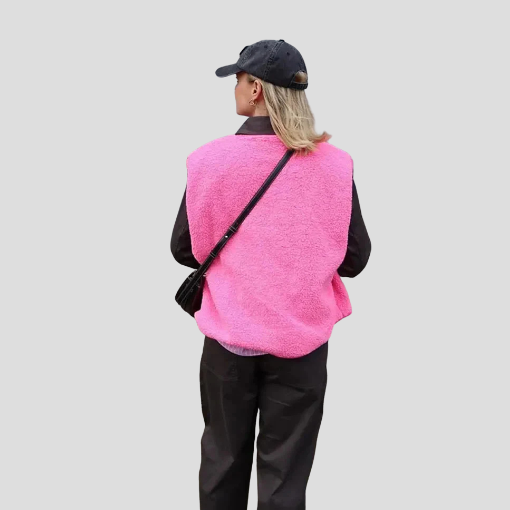 Modieuze witte dames bodywarmer van wol. Dit comfortabele mouwloze vest is perfect voor stijlvolle casual outfits.