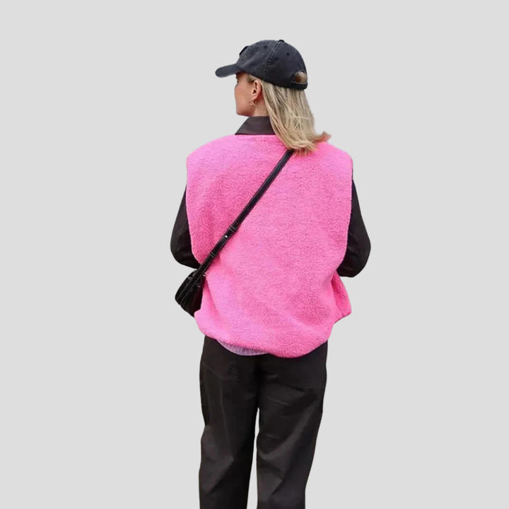 Modieuze witte dames bodywarmer van wol. Dit comfortabele mouwloze vest is perfect voor stijlvolle casual outfits.