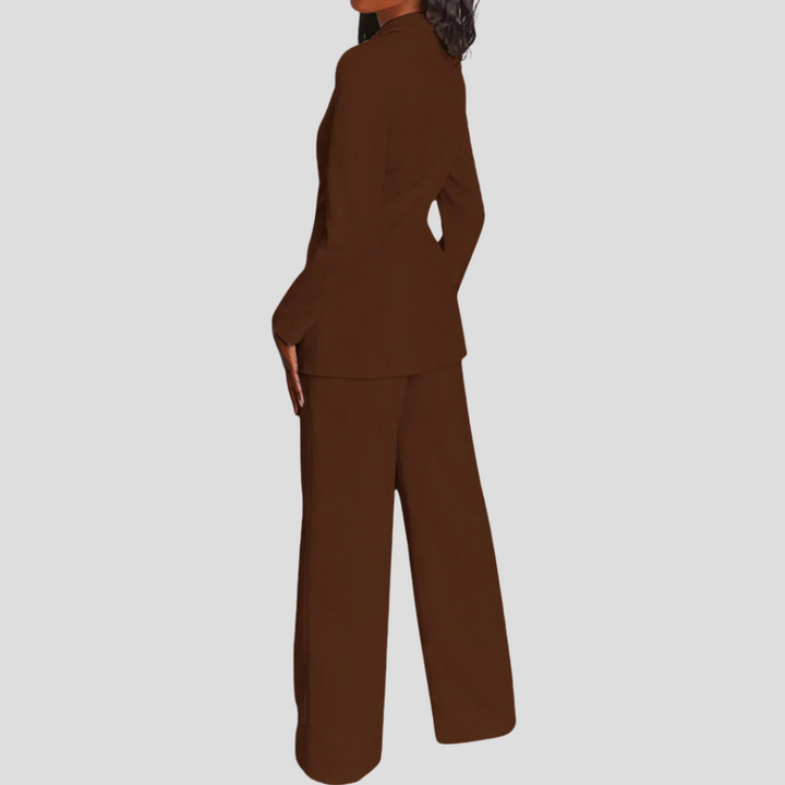 Tijdloze elegante dames pantalonset, een must-have voor elke zakelijke garderobe.