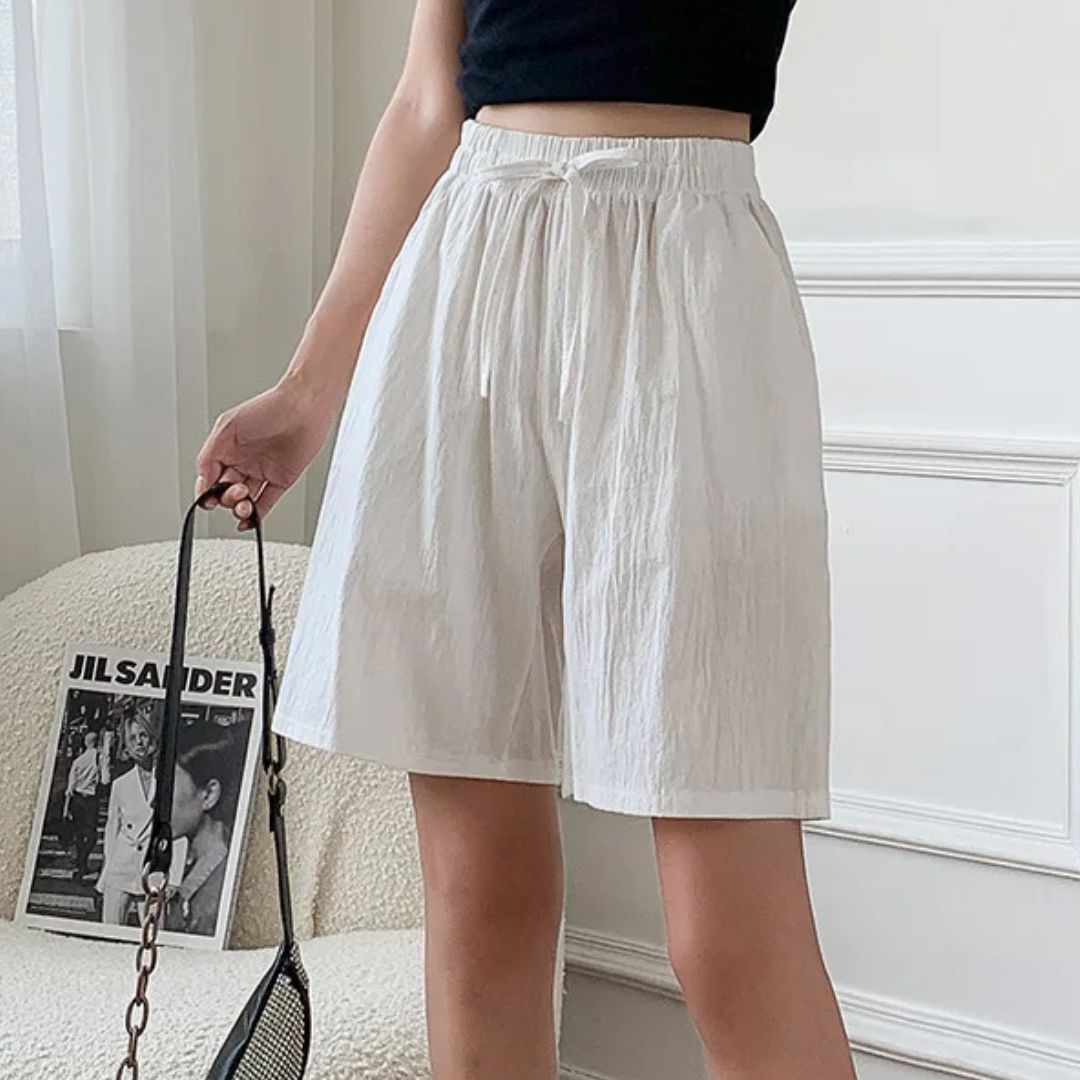Vrouw draagt casual effen dames zomershort met hoge taille, voor een comfortabele zomerkleding.