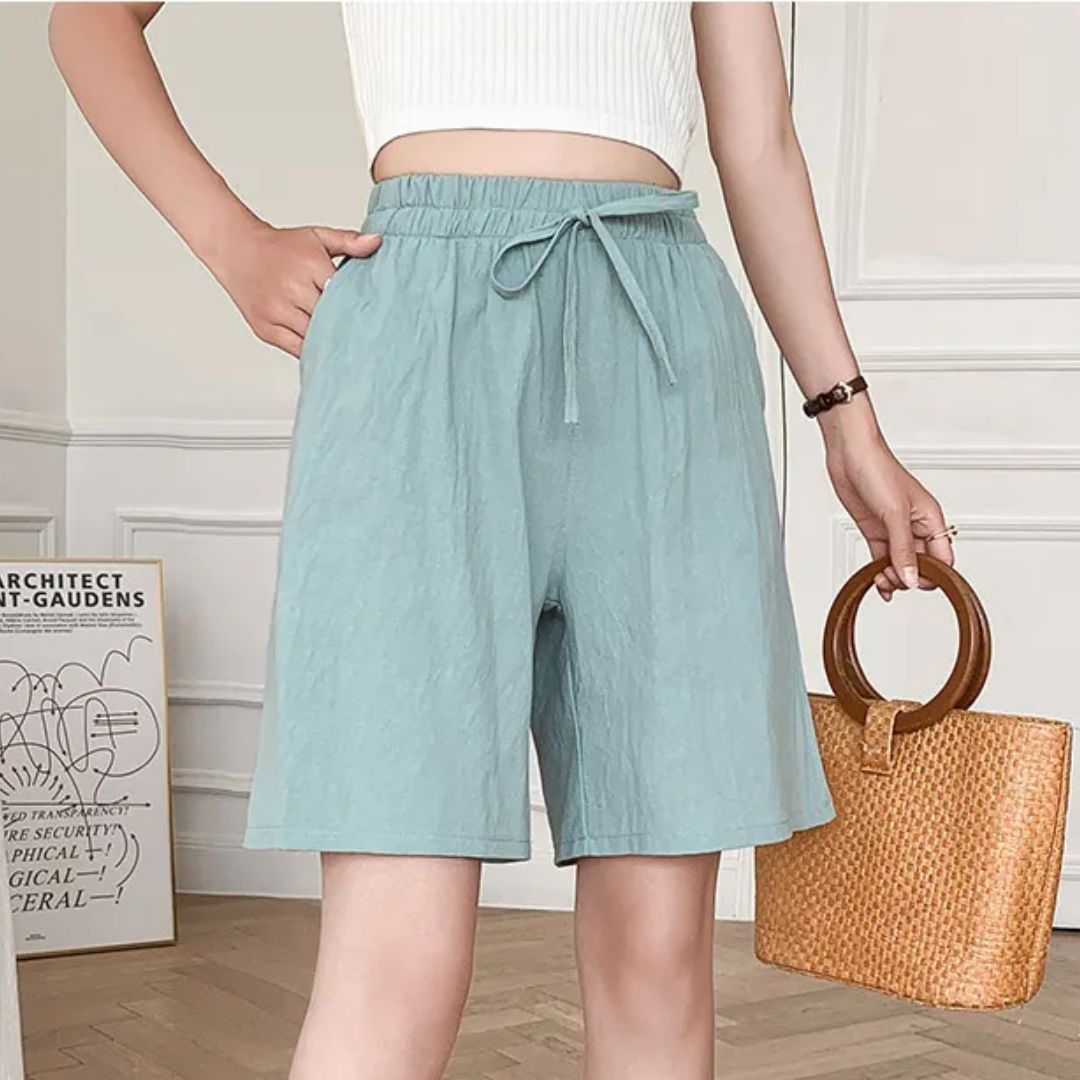 Netjes gevouwen dames losse zomershort, klaar voor een comfortabele en stijlvolle zomer.
