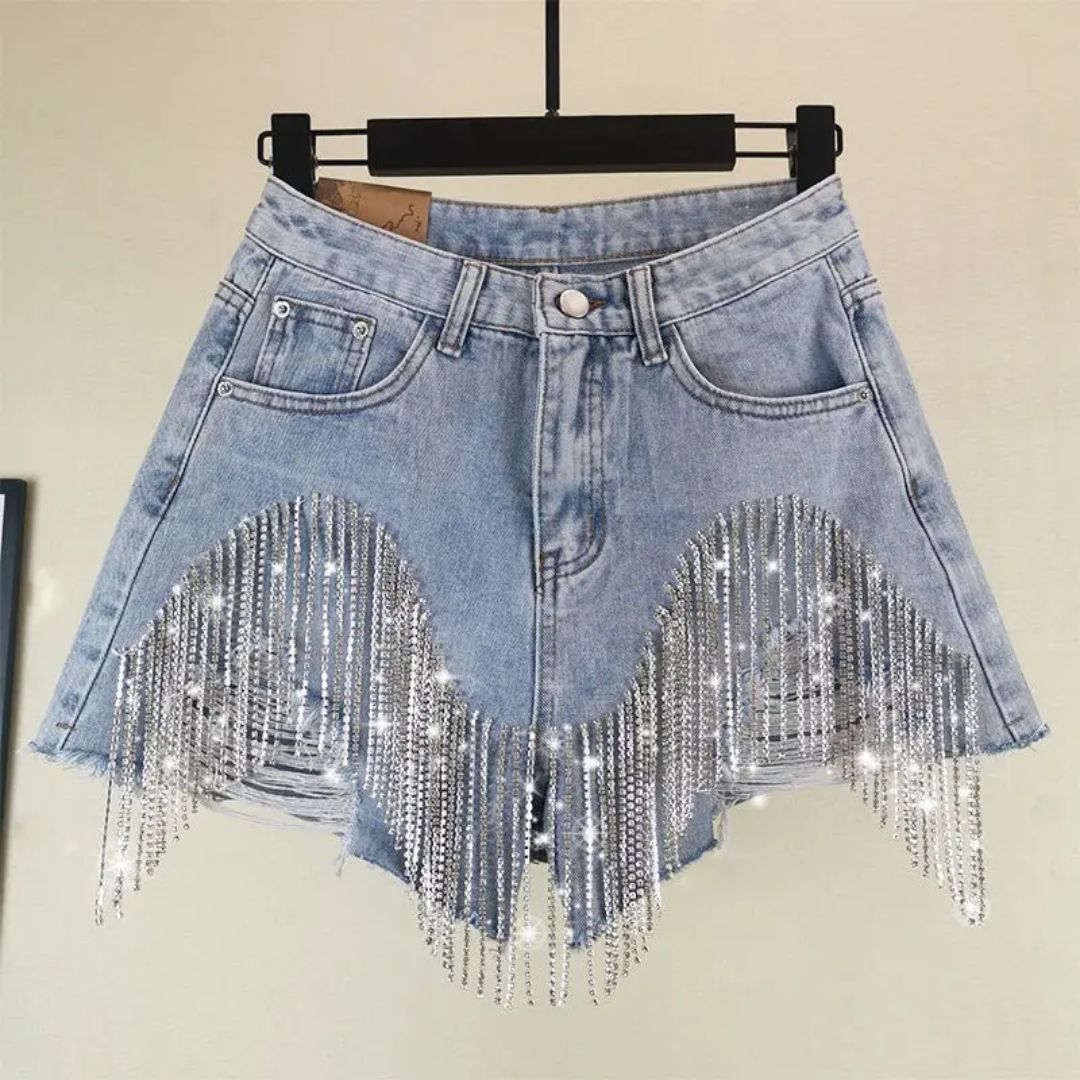 Roze high-waist denim shorts voor dames met glamoureuze diamantversiering, perfect voor een stijlvolle zomerlook.