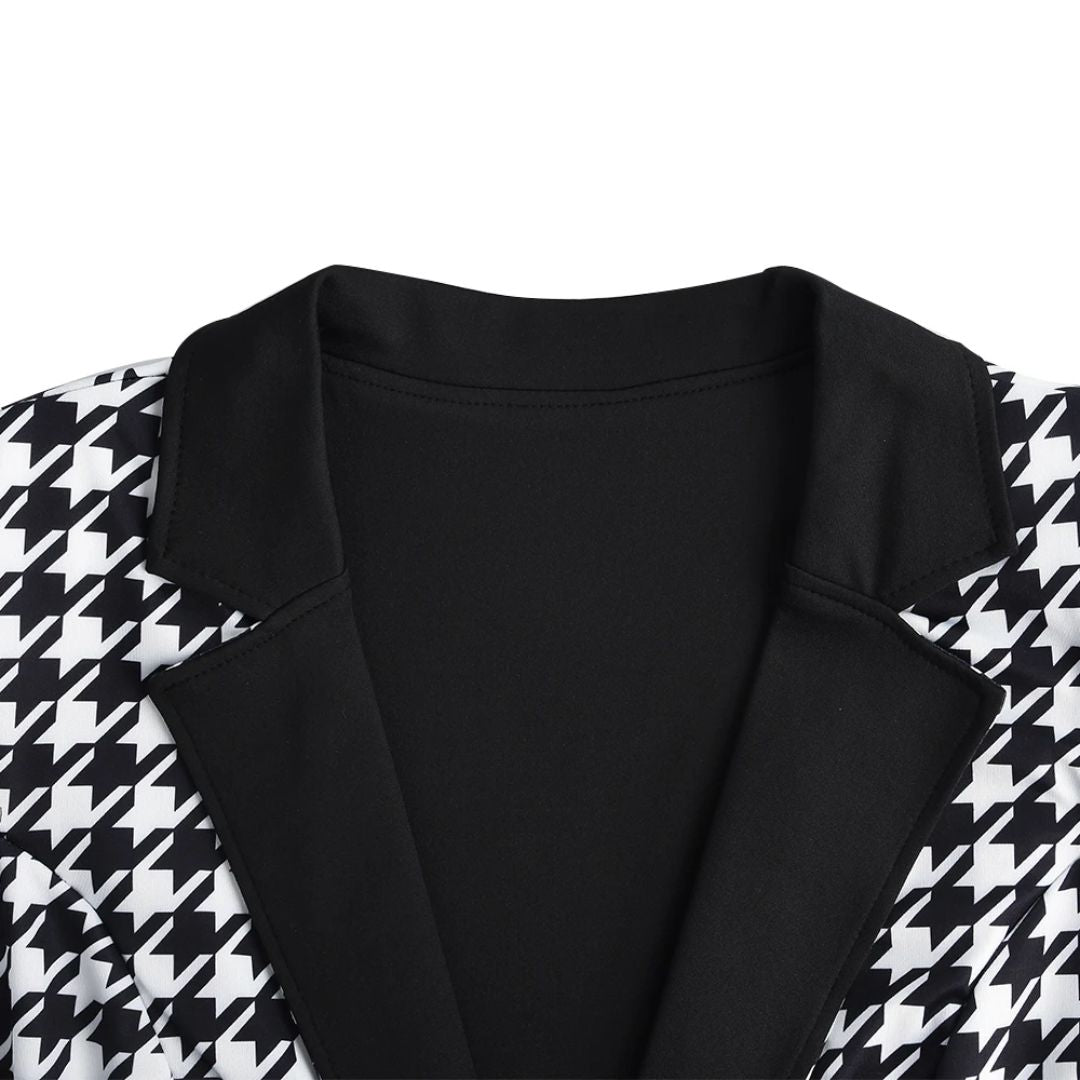 Moderne dames jumpsuit met retro flair, comfortabele losse pasvorm en elegante wijde pijpen. Een tijdloze keuze.
