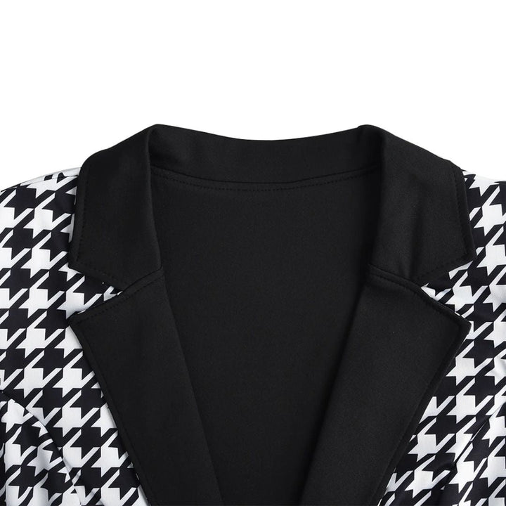 Moderne dames jumpsuit met retro flair, comfortabele losse pasvorm en elegante wijde pijpen. Een tijdloze keuze.