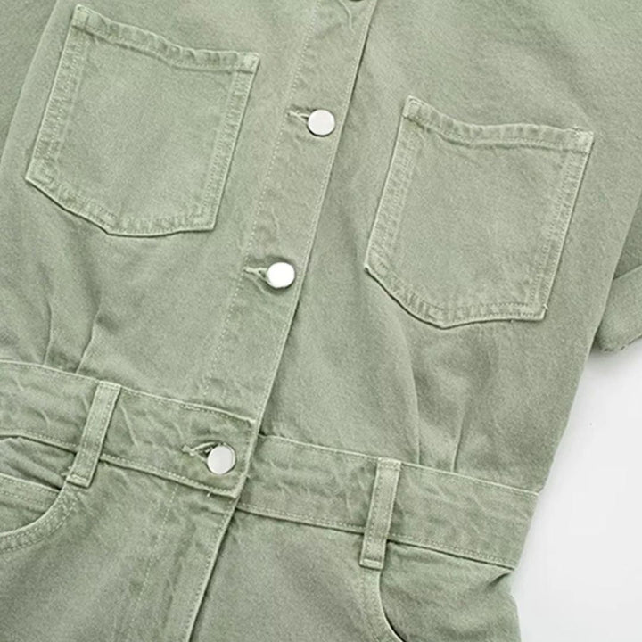 Dames playsuit met korte mouwen en slimfit model, een veelzijdige en modieuze zomer romper.