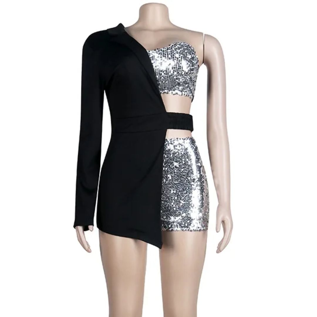 De Kate damesplaysuit, een korte jumpsuit vol zilveren pailletten voor een stijlvolle feestlook.