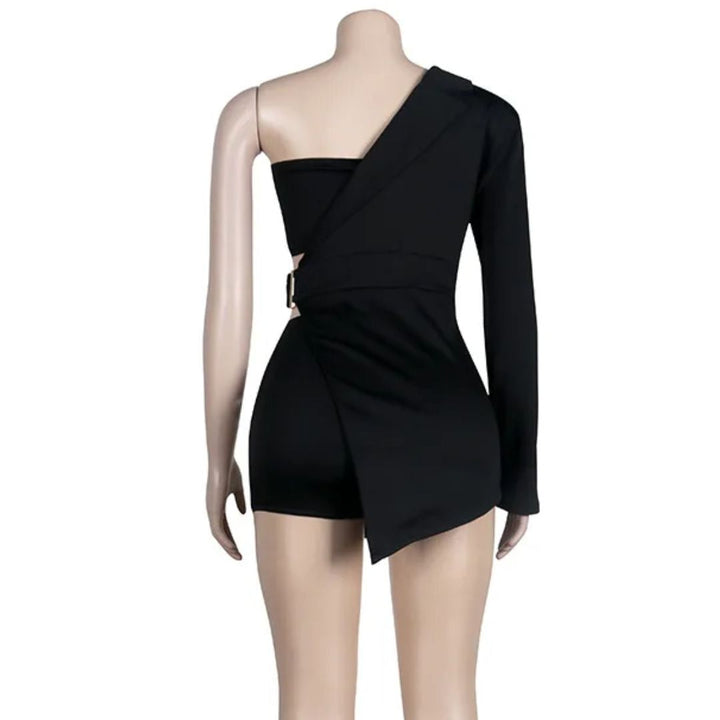 Model draagt zilveren pailletten playsuit Kate, dansende glamoureuze feestoutfit voor dames.