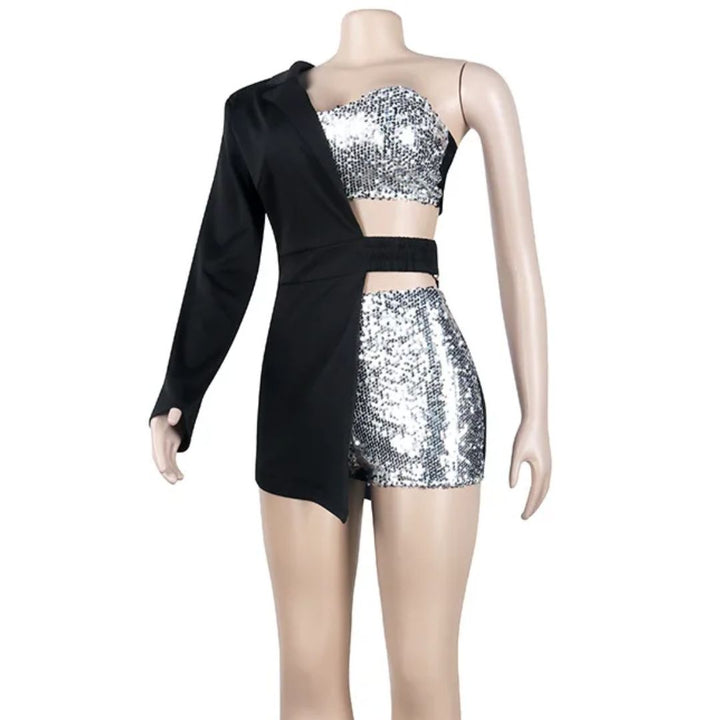 Vooraanzicht van de elegante zilveren dames playsuit Kate met pailletten, glamoureuze feestkleding.
