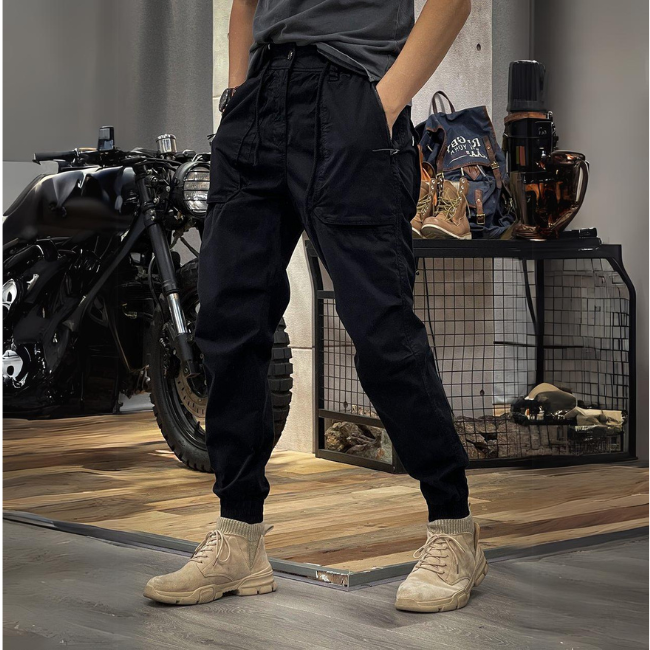 Man in stijlvolle heren stretch cargobroek. Comfortabele pasvorm, perfect voor dagelijkse avonturen.