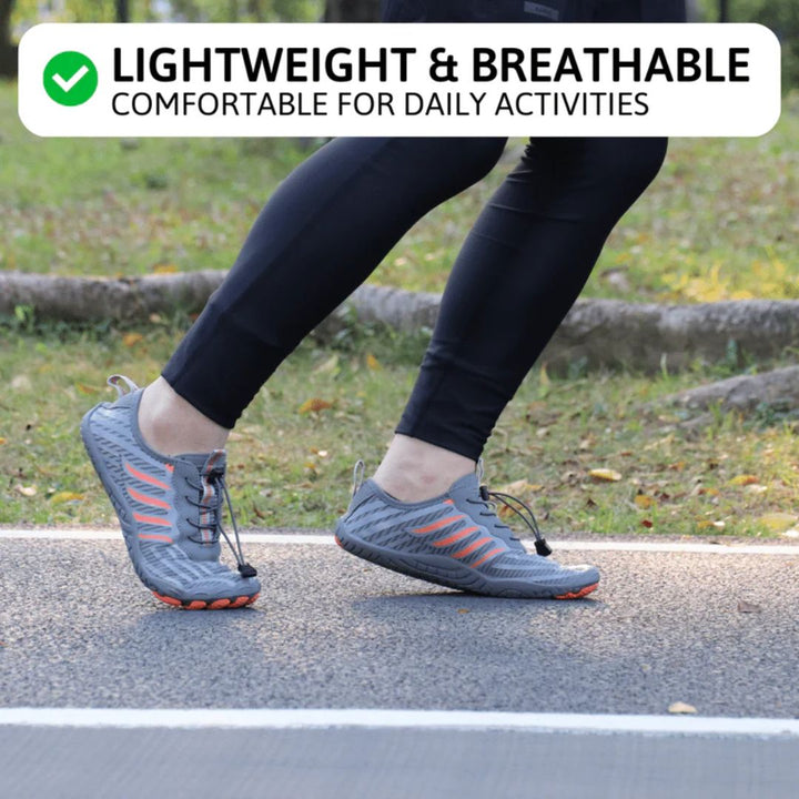 Grijze minimalistische comfortschoenen met flexibele zool, bevorderen natuurlijk lopen en ultieme voetgezondheid.