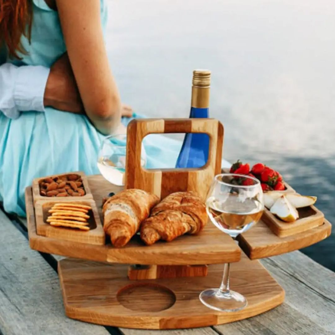 Veelzijdige opvouwbare houten wijntafel, ideaal accessoire voor camping, balkon en tuinfeestjes.