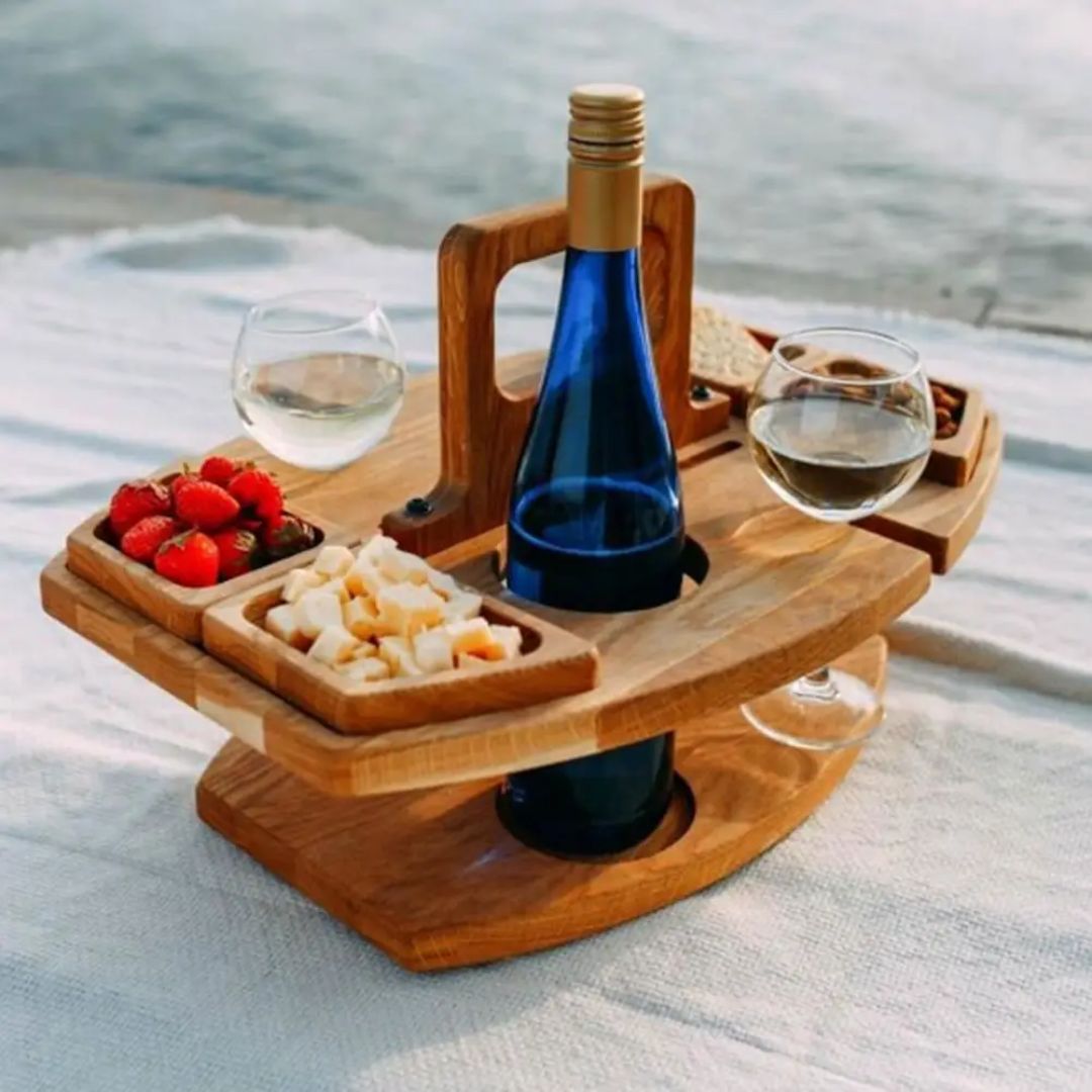 Draagbare houten wijntafel voor picknicks, ideaal voor wijn en snacks in de tuin of op het strand.