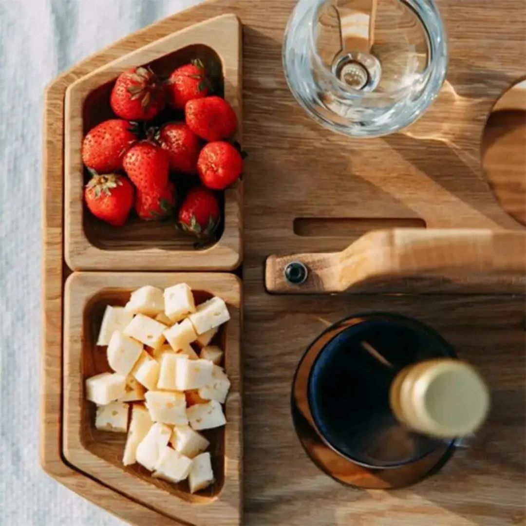 Handige draagbare wijntafel met uitsparingen voor 2 wijnglazen en ruimte voor snacks; perfect voor buitenactiviteiten.