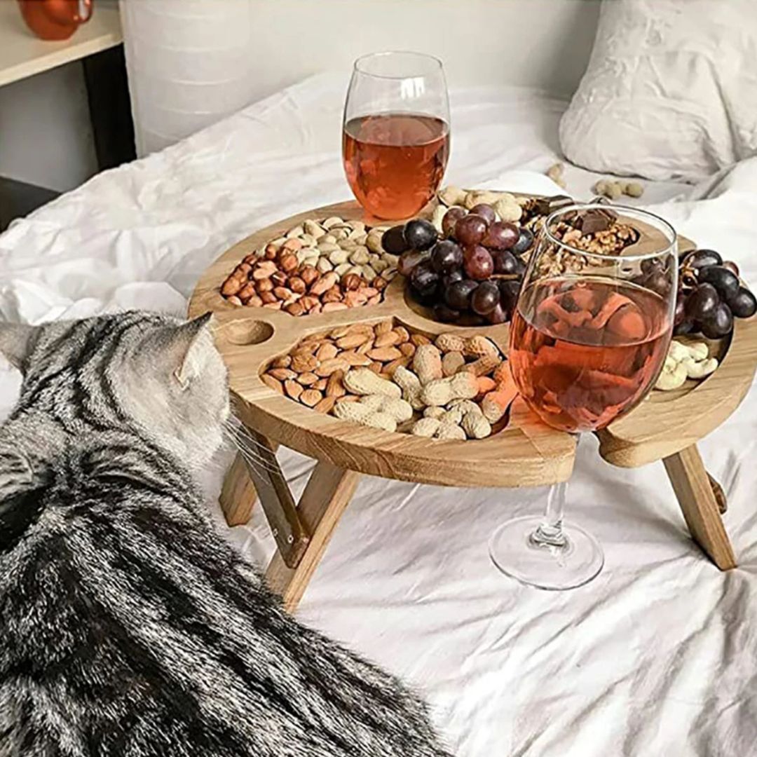 Hoogwaardig houten picknick accessoire: draagbaar kaasplankje met speciaal wijnrek.