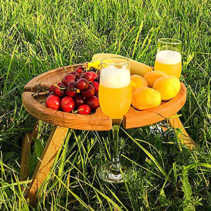 Compact inklapbaar houten kaasplankje, perfect als picknick accessoire met plek voor wijn.