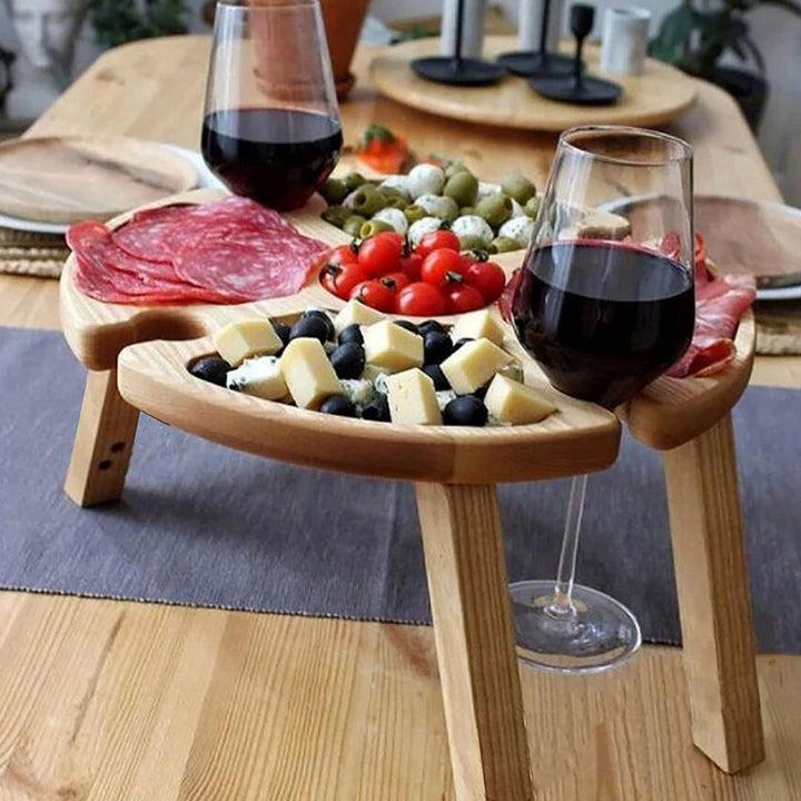 Essentieel houten kaasplankje voor picknickmand, inclusief uitsparing voor wijnglazen en fles.
