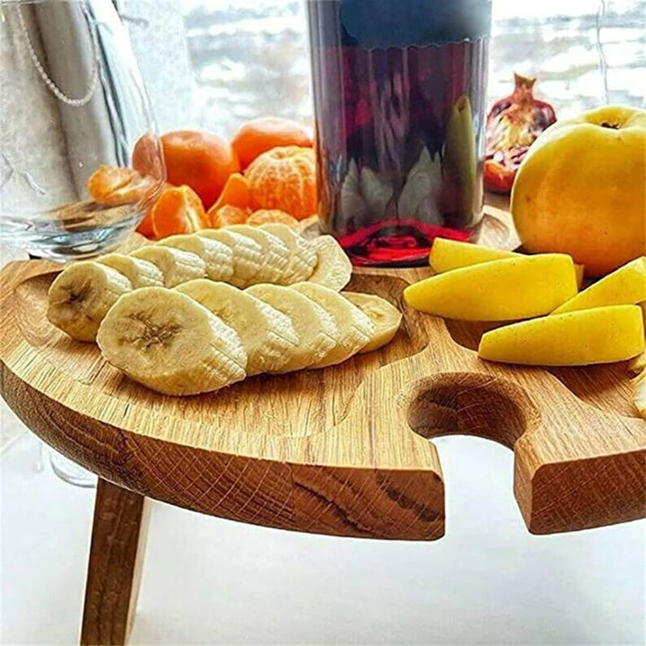 Stijlvol draagbaar picknick servies: houten kaasplank met handig wijnrek voor buitenleven.