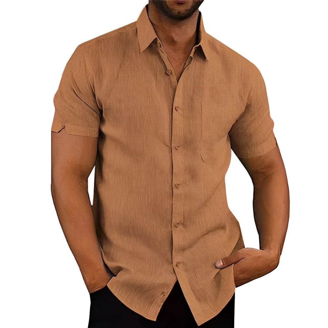 Achterkant van een stijlvol herenoverhemd met korte mouwen, benadrukt de zomerse slim fit pasvorm. Ideaal casual.