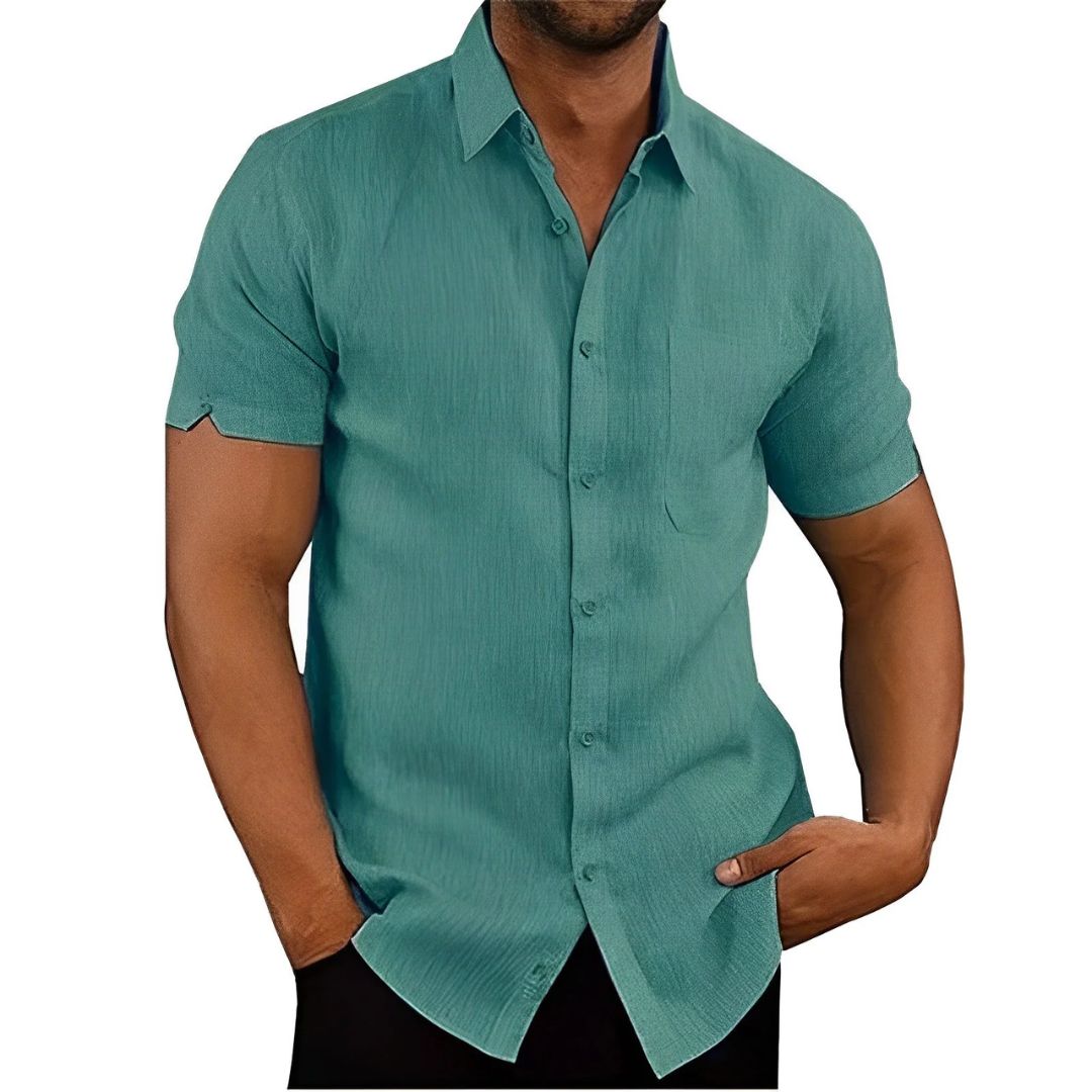 Man draagt casual slim fit herenoverhemd met korte mouwen in zomerse stijl. Geschikt voor modieuze herenkleding.