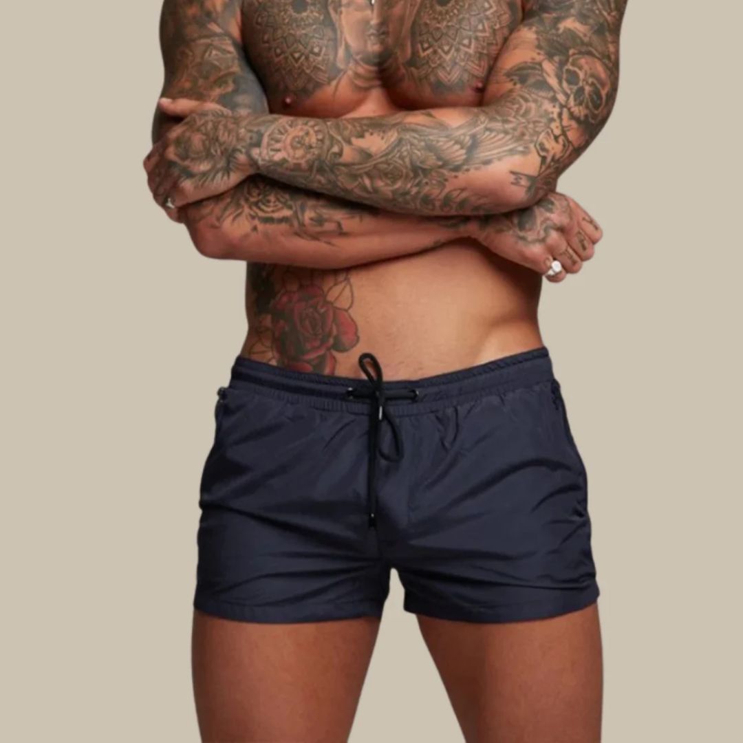 Opgevouwen Lionel zwembroek: Compacte, sneldrogende heren zwembroek; ideaal voor reizen en vakantie. Praktische swimwear.