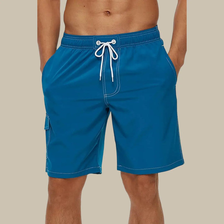 Opgevouwen heren zwembroek, sneldrogend en lichtgewicht, klaar voor strand of zwembad vakantie.