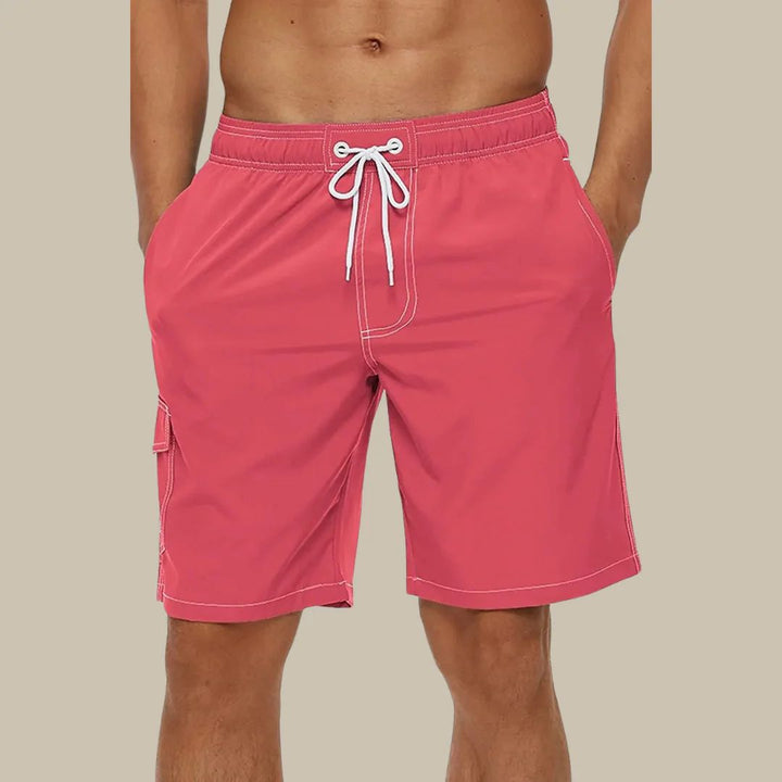 Man draagt comfortabele heren zwembroek, perfect voor strandmode en zwemkleding op vakantie.